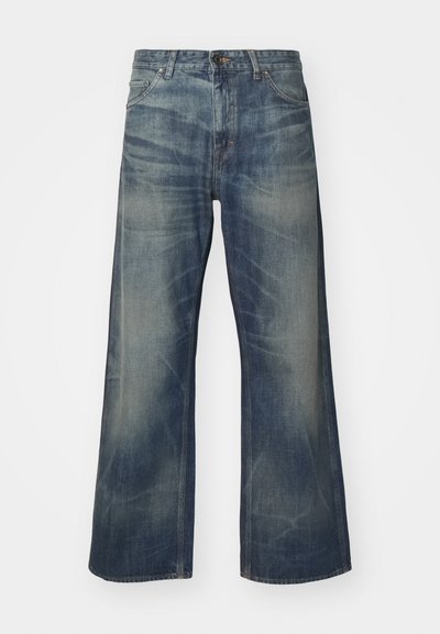 Jeans en denim bleu à jambes larges avec une finition délavée, un design classique à cinq poches et une fermeture à bouton à la taille.