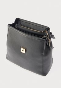 Bolso de mano de cuero negro con acabado texturizado, con un detalle cuadrado de herrajes dorados en el frente, cierre de cremallera y diseño de doble compartimento.