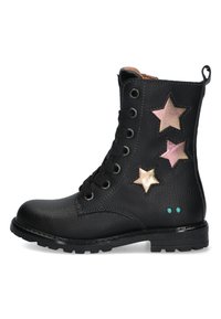 Stivale alla caviglia in pelle nera con tre accenti a forma di stella iridescenti, lacci neri e superficie testurizzata. Presenta una punta rotonda e una suola in gomma resistente.