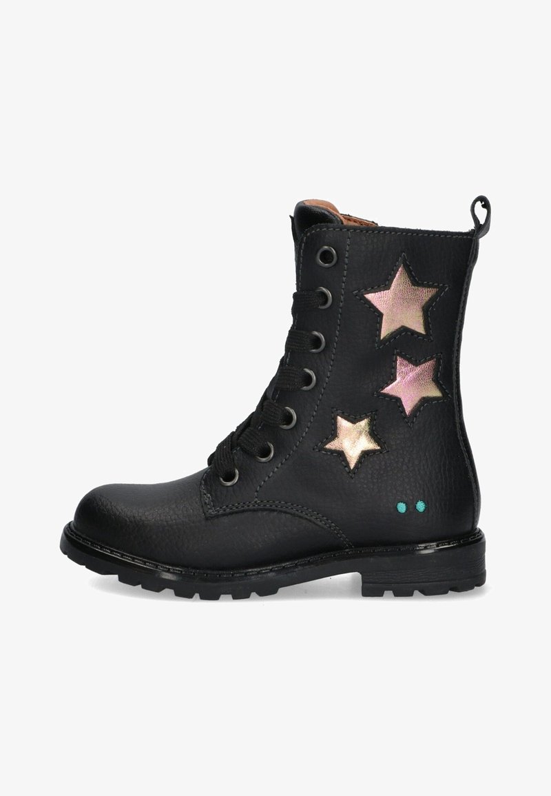 Černé kožené kotníkové boty s třemi iridescentními hvězdnými akcenty, černými tkaničkami a texturovaným povrchem. Mají kulatou špičku a robustní gumovou podrážku.