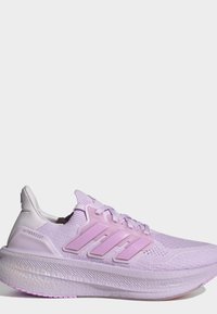 Светлолилав маратонка Adidas Ultraboost с плетена горна част, три странични ивици, омекотена подметка и връзки на бял фон.