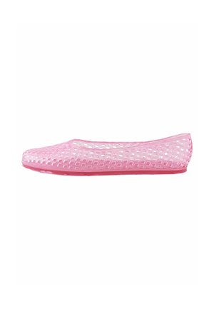 Ballerine in rete rosa con un design texturizzato e aperto, dotate di una suola flessibile e di una punta rotonda. Nessun hardware o dettaglio visibile.