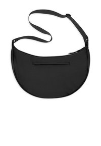 Czarna torebka na ramię w kształcie półksiężyca z regulowanym paskiem i przednią kieszenią na zamek, leżąca na białym tle.