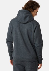 Mörkgrå hoodie med huva och långa ärmar, med ribbade mudd och nederkant, tillverkad av mjukt texturerat tyg. Notabel detalj: liten logotag.