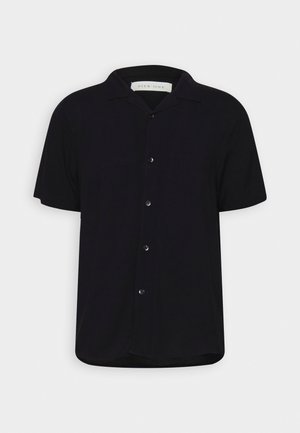 Chemise noire à manches courtes avec boutons, col camp, ourlet légèrement arrondi et cinq boutons visibles à l'avant.