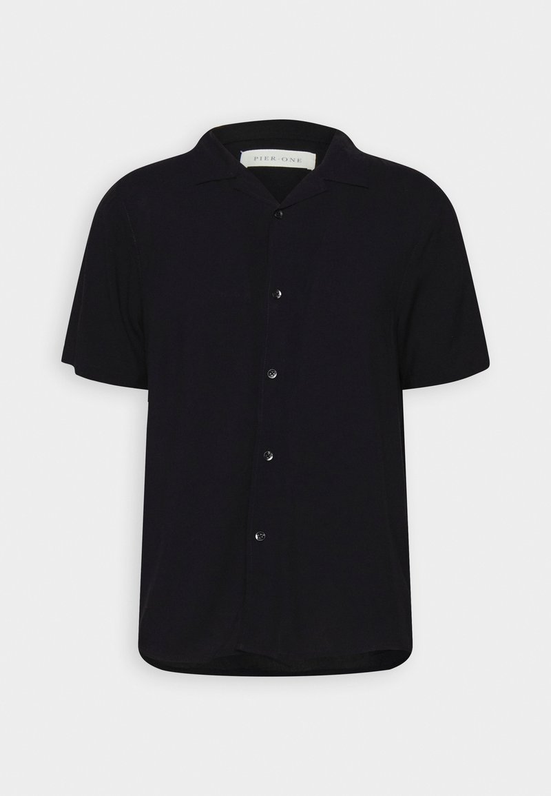 Chemise noire à manches courtes avec boutons, col camp, ourlet légèrement arrondi et cinq boutons visibles à l'avant.