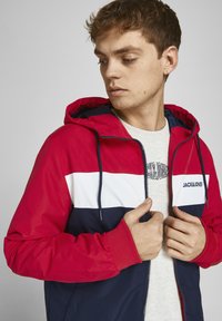 Jack & Jones JJERUSH czerwony