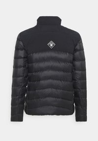 Schwarze Pufferjacke mit hohem Kragen, horizontal gestepptem Design und einem Diamant-Logo-Patch auf dem oberen Rücken. Glatte Textur.