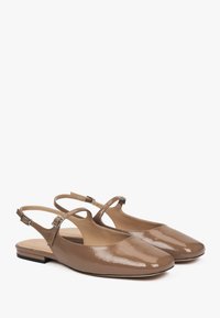 Slingback-schoenen in glanzend beige lakleer, met een ronde neus, slanke enkelband met metalen gespsluiting en een lage blokhak.