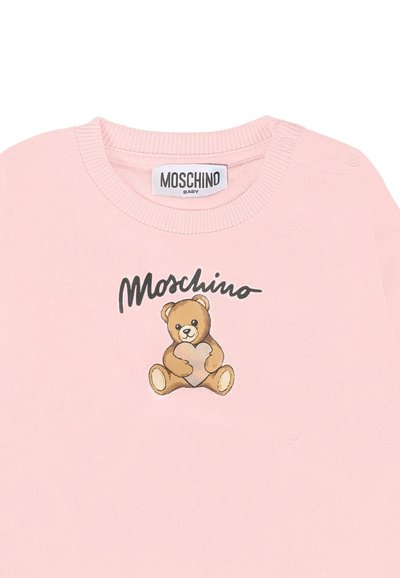Maglietta a maniche lunghe rosa con grafica di un orsetto e il logo "Moschino". Tessuto morbido con scollatura rotonda e bottoni a pressione sulla spalla.