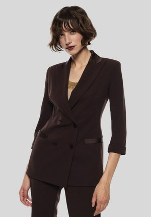 Blazer marrone doppiopetto con revers in satin, maniche a tre quarti e dettagli in bottone. Texture liscia, vestibilità su misura.