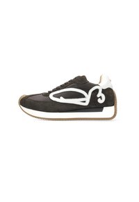 Zapatillas con un upper de ante marrón oscuro, detalles en cuero negro, diseño de remolino bordado en blanco y una entresuela blanca con una suela texturizada marrón.