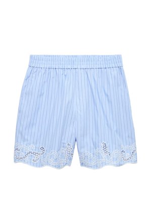 Světle modré šortky s vertikálními pruhy, elastickým pasem a bílou krajkovou výšivkou podél vroubkovaného okraje.