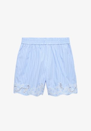 Světle modré šortky s vertikálními pruhy, elastickým pasem a bílou krajkovou výšivkou podél vroubkovaného okraje.