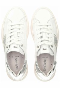 Hvide læder sneakers med sølvfarvede detaljer, rund tå, flad sål og snørebåndsdesign. Indersiden har diskrete perforeringer og branding.