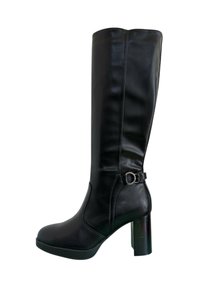 Alti stivaletti neri in pelle da donna con tacco a blocco e una cintura decorativa alla caviglia su sfondo bianco.