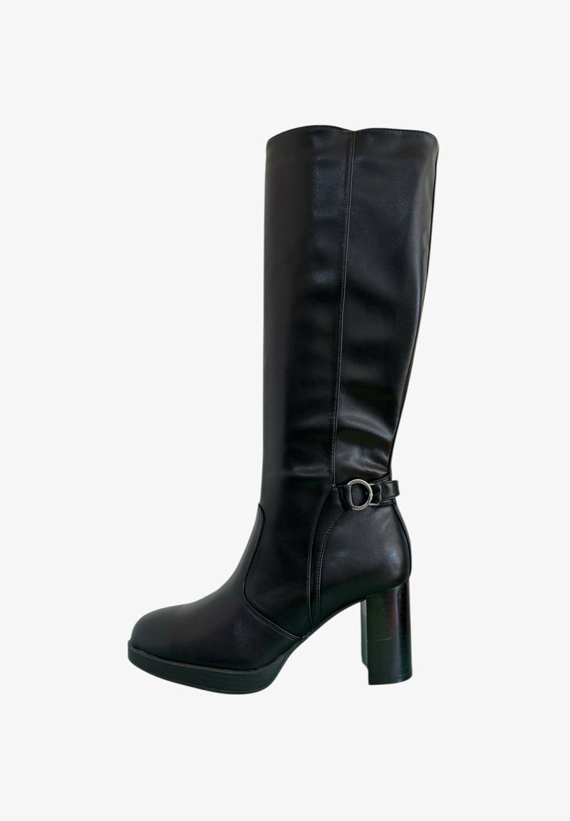Alti stivaletti neri in pelle da donna con tacco a blocco e una cintura decorativa alla caviglia su sfondo bianco.