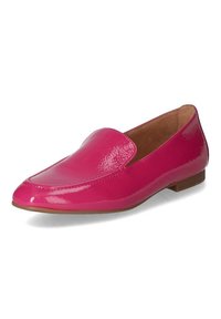 Růžové lakované kožené slip-on loafery s hladkým povrchem, kulatou špičkou a nízkou hnědou podrážkou, vyznačující se minimalistickými designovými prvky.