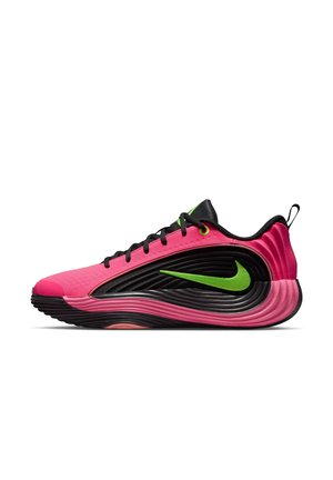 Αθλητικό sneaker σε ροζ και μαύρο με πράσινο λογότυπο swoosh, μαύρα κορδόνια και υφασμένο πάτο, εμφανίζεται από το πλάι σε λευκό φόντο.