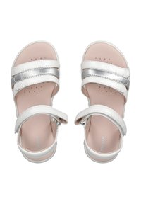 Sandali bianchi con cinturini metallici argento, design open toe, soletta imbottita rosa e cinturini regolabili alla caviglia. Perforazioni circolari sulla suola.