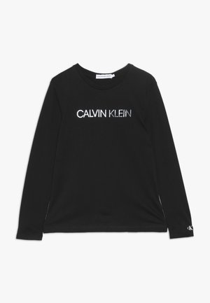 Langärmliges schwarzes Baumwoll-T-Shirt mit einem reflektierenden "CALVIN KLEIN" Logo in der Mitte und einem kleinen Logo auf dem linken Ärmel.