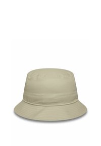 Cappello a secchiello beige con corona rotonda, tesa larga e morbida texture in cotone. Presenta cuciture ordinate e nessun hardware o motivo visibile.