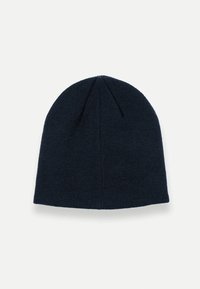 Marineblauwe gebreide beanie, met een fijngebreide textuur en naadloos ontwerp met een taps toelopende bovenkant, geschikt voor dragen in koude weersomstandigheden.