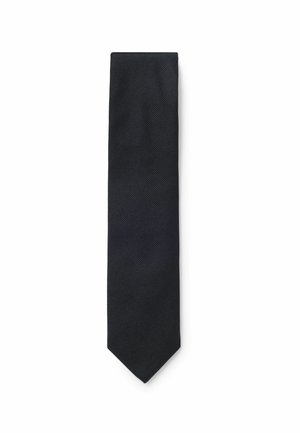 Corbata negra con textura y punta clásica en forma de pico, extendida sobre un fondo blanco.