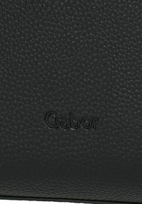 Schwarzes Leder mit strukturiertem Oberflächenfinish. Verfügt über das geprägte "Gabor"-Logo, das Haltbarkeit und Design hervorhebt.