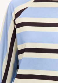 Chemise à manches longues avec des rayures horizontales bleu clair, crème et marron foncé.
