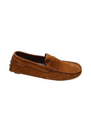 Mocassino da uomo in suede marrone con punta mocassino, dettagli cuciti e suola in gomma con piccoli tasselli.