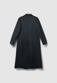 Cappotto di lana nera con design lungo, colletto a pistagna e maniche lunghe. Texture liscia con schiena pulita e tasche laterali.