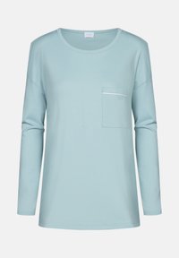 Chemise à manches longues bleu clair en tissu doux avec un col rond et une poche poitrine avec une bordure blanche contrastante.