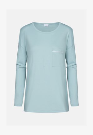 Chemise à manches longues bleu clair en tissu doux avec un col rond et une poche poitrine avec une bordure blanche contrastante.
