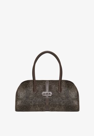 Borsa di feltro grigio scuro con manici in pelle liscia, design arrotondato, logo prominente sulla parte frontale e finitura testurizzata.