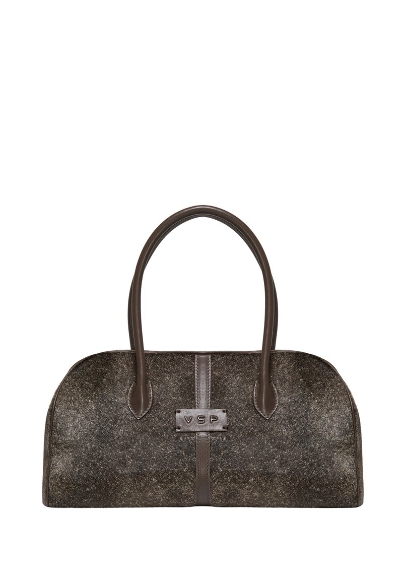 Borsa di feltro grigio scuro con manici in pelle liscia, design arrotondato, logo prominente sulla parte frontale e finitura testurizzata.