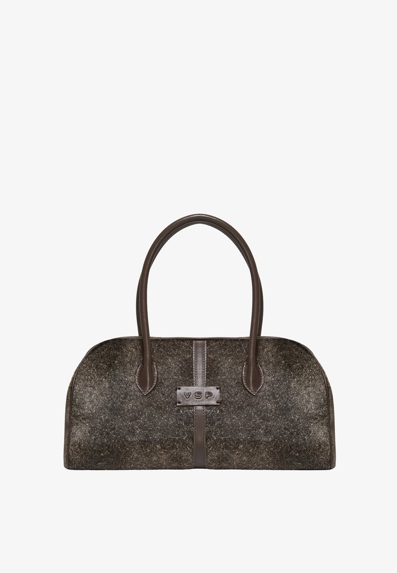 Borsa di feltro grigio scuro con manici in pelle liscia, design arrotondato, logo prominente sulla parte frontale e finitura testurizzata.