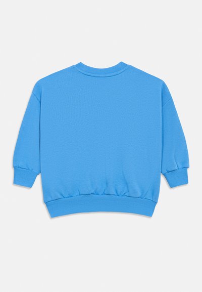 Sweatshirt azul com um decote redondo, mangas balão e punhos canelados. O tecido parece macio, com uma textura suave e ligeira elasticidade.