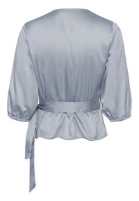 Blusa di raso azzurro chiaro con scollo rotondo, maniche a sbuffo e cintura in vita. Presenta un orlo svasato con un dettaglio plissettato sul retro.