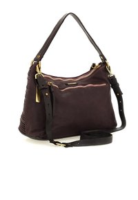 Borsa in pelle marrone scuro con zip dorate, una tracolla corta e una tracolla lunga regolabile su uno sfondo bianco.