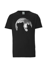 Schwarzes Baumwoll-T-Shirt mit einer Grafik von Cookie Monster und einer Katzensilhouette vor einem grauen Vollmond, umrandet von kräftigen weißen Linien.