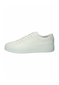 Valkoiset nahka sneakersit, joissa on sileä pinta, pyöreä varvas, litteä valkoinen pohja ja kuusi nauhapaikkaa. Minimalistinen muotoilu, ei näkyvää brändäystä.