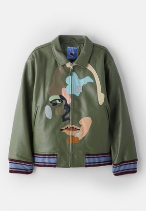 Roheline nahast pommertjaket, mis sisaldab värvilist näokujundust, ees olevat tõmblukku, kahte külgtaskut ning triibulisi soonikkraed ja -serva.