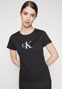 Calvin Klein Jeans SLIM TEE - T-shirt med print - black