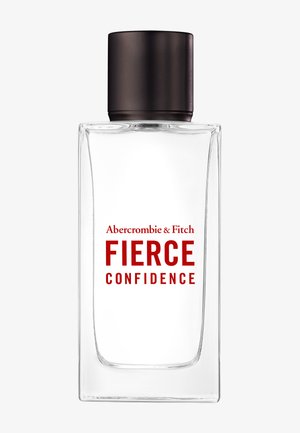 Flacon de parfum en verre rectangulaire transparent avec bouchon noir et texte rouge "Abercrombie & Fitch FIERCE CONFIDENCE" sur le devant.