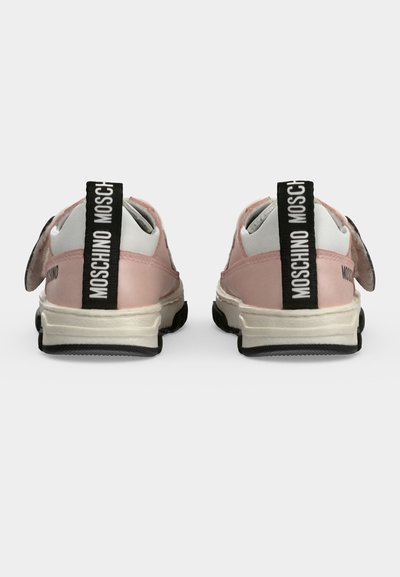 Ζευγάρι ροζ και λευκά χαμηλά sneakers με μαύρες θηλιές στις φτέρνες με λευκό κείμενο "Moschino".