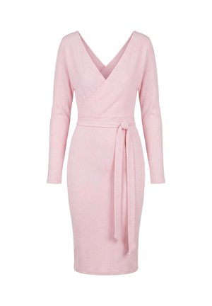 Długa sukienka kopertowa z dzianiny prążkowanej w jasnoróżowym kolorze, z długim rękawem, dekoltem w serek i wiązaniem w talii, o długości do kolan, dopasowanym fasonie.