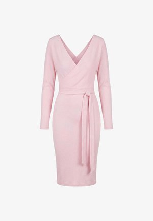 Długa sukienka kopertowa z dzianiny prążkowanej w jasnoróżowym kolorze, z długim rękawem, dekoltem w serek i wiązaniem w talii, o długości do kolan, dopasowanym fasonie.