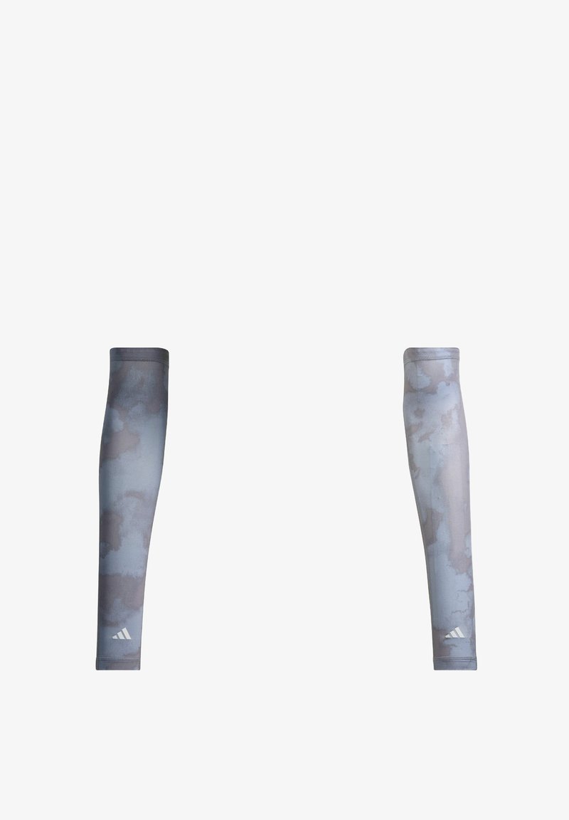 Armsleeves in Hellgrau mit einem dezenten Wolkenmuster, aus atmungsaktivem, elastischem Stoff; mit einem Adidas-Logo nahe der Manschette.