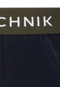 Ciemnoniebieskie majtki o miękkiej fakturze, z zielonym elastycznym paskiem w talii i białym haftowanym napisem.